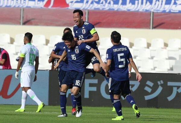 Các cầu thủ Nhật Bản ăn mừng bàn thắng. Các cầu thủ Nhật Bản ăn mừng bàn thắng. - Sputnik Việt Nam