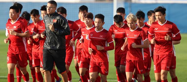 Các cầu thủ Việt Nam luyện tập trên sân Humaid Al Tayer (Dubai, UAE). Các cầu thủ Việt Nam luyện tập trên sân Humaid Al Tayer (Dubai, UAE). - Sputnik Việt Nam