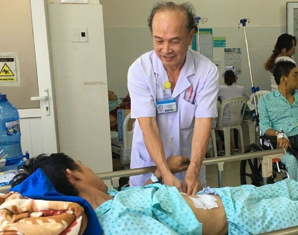 Bác sĩ đang thăm khám cho người bệnh - Sputnik Việt Nam