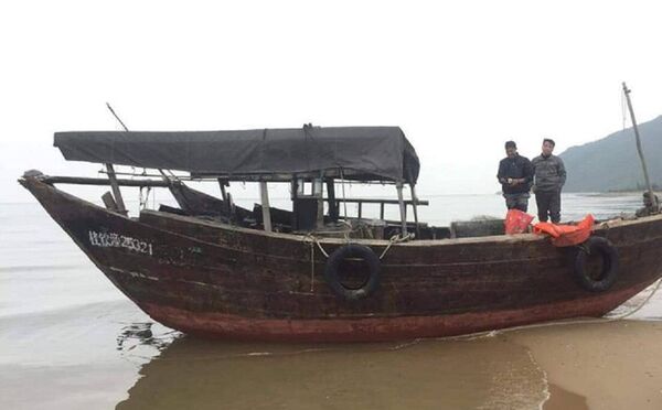 Tàu cá này có số hiệu của Trung Quốc Tàu cá này có số hiệu của Trung Quốc - Sputnik Việt Nam