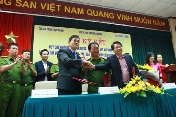 Đại diện Cục Cảnh sát môi trường (Tổng cục Cảnh sát - Bộ Công an) và Cục An toàn thực phẩm, Cục Quản lý Dược (Bộ Y tế) trong lễ ký kết Đại diện Cục Cảnh sát môi trường (Tổng cục Cảnh sát - Bộ Công an) và Cục An toàn thực phẩm, Cục Quản lý Dược (Bộ Y tế) trong lễ ký kết - Sputnik Việt Nam