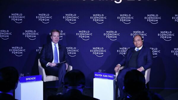 Thủ tướng Nguyễn Xuân Phúc và Chủ tịch WEF Borge Brende tại buổi đối thoại. - Sputnik Việt Nam