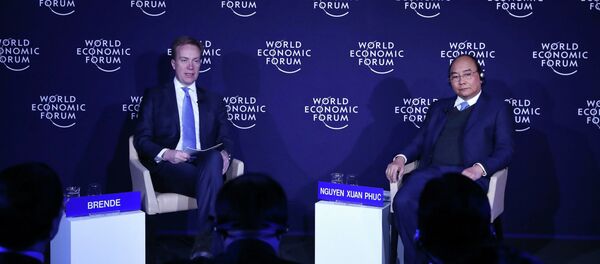 Thủ tướng Nguyễn Xuân Phúc và Chủ tịch WEF Borge Brende tại buổi đối thoại. - Sputnik Việt Nam