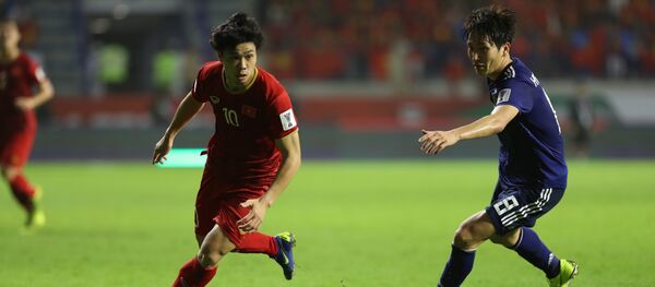 Công Phượng nỗ lực đi bóng tìm kiếm bàn thắng gỡ hoà. Công Phượng nỗ lực đi bóng tìm kiếm bàn thắng gỡ hoà. - Sputnik Việt Nam