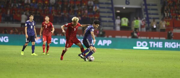 Văn Toàn nỗ lực đi bóng tìm kiếm bàn thắng gỡ hoà. - Sputnik Việt Nam