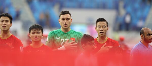 Các cầu thủ Việt Nam hát Quốc ca. Các cầu thủ Việt Nam hát Quốc ca. - Sputnik Việt Nam