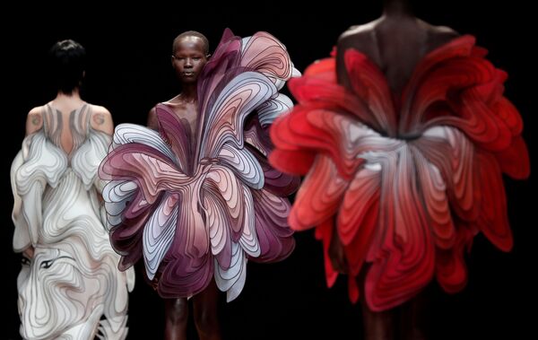 Trình diễn bộ sưu tập của nhà thiết kế Iris van Herpen tại Tuần lễ thời trang Paris - Sputnik Việt Nam