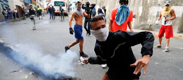 Đụng độ giữa người biểu tình ủng hộ Lực lượng Vệ binh Quốc gia và cảnh sát ở trung tâm Caracas, Venezuela - Sputnik Việt Nam
