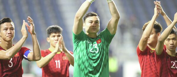 Các cầu thủ cám ơn CĐV Việt Nam tại sân Al Maktoum. - Sputnik Việt Nam