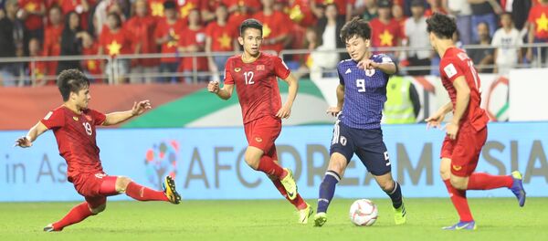 Pha tranh bóng giữa cầu thủ hai đội. - Sputnik Việt Nam