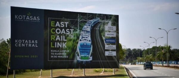 Một biển quảng cáo tuyến đường sắt ECRL tại Malaysia Một biển quảng cáo tuyến đường sắt ECRL tại Malaysia - Sputnik Việt Nam