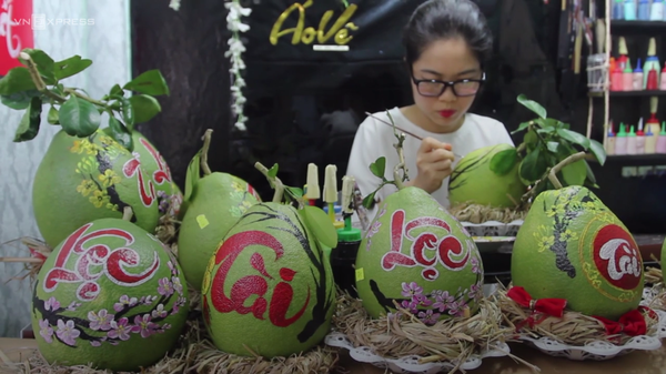 Chị Phạm Thị Ánh Hồng với những quả bưởi là quà Tết - Sputnik Việt Nam