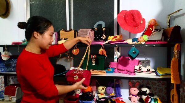 Chị Phương Nhã bên tủ đồ sản phẩm làm bằng tay của mình - Sputnik Việt Nam