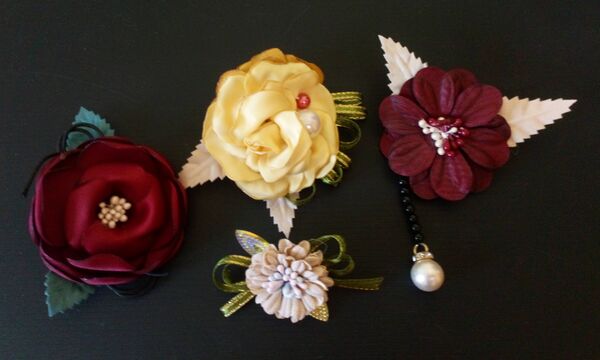 Những bông hoa cài áo làm bằng tay của chị Nguyễn Tịnh Thủy, TP Huế - Sputnik Việt Nam