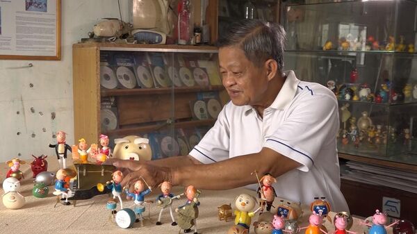 Ông Nguyễn Thành Tâm với ban nhạc heo từ vỏ trứng - Sputnik Việt Nam