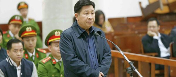 Bị cáo Bùi Văn Thành (sinh ngày 08/8/1959, cựu Trung tướng, Thứ trưởng Bộ Công an) khai báo trước tòa. Bị cáo Bùi Văn Thành (sinh ngày 08/8/1959, cựu Trung tướng, Thứ trưởng Bộ Công an) khai báo trước tòa. - Sputnik Việt Nam