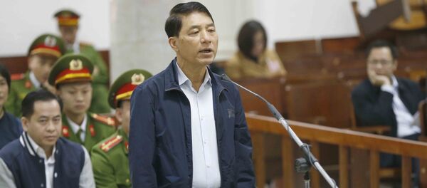 Bị cáo Trần Việt Tân (sinh ngày 03/5/1955, cựu Thượng tướng, Thứ trưởng Bộ Công an) khai báo trước tòa. - Sputnik Việt Nam