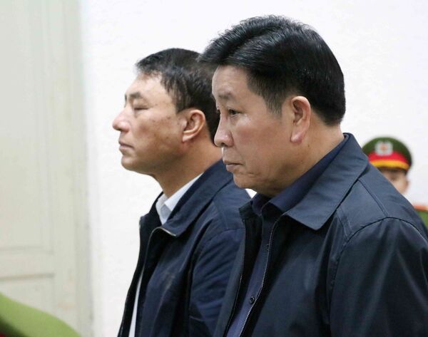 Bị cáo Bùi Văn Thành (bên phải), cựu Trung tướng, Thứ trưởng Bộ Công an và Bị cáo Trần Việt Tân, cựu Thượng tướng, Thứ trưởng Bộ Công an tại phiên tòa. Bị cáo Bùi Văn Thành (bên phải), cựu Trung tướng, Thứ trưởng Bộ Công an và Bị cáo Trần Việt Tân, cựu Thượng tướng, Thứ trưởng Bộ Công an tại phiên tòa. - Sputnik Việt Nam