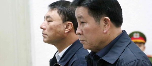 Bị cáo Bùi Văn Thành (bên phải), cựu Trung tướng, Thứ trưởng Bộ Công an và Bị cáo Trần Việt Tân, cựu Thượng tướng, Thứ trưởng Bộ Công an tại phiên tòa. Bị cáo Bùi Văn Thành (bên phải), cựu Trung tướng, Thứ trưởng Bộ Công an và Bị cáo Trần Việt Tân, cựu Thượng tướng, Thứ trưởng Bộ Công an tại phiên tòa. - Sputnik Việt Nam