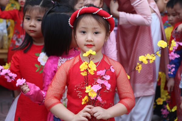 Trẻ mầm non trường Hoa Sen, thành phố Vinh thích thú với ngày hội Ngày Tết quê em. Trẻ mầm non trường Hoa Sen, thành phố Vinh thích thú với ngày hội Ngày Tết quê em. - Sputnik Việt Nam