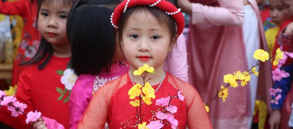 Trẻ mầm non trường Hoa Sen, thành phố Vinh thích thú với ngày hội Ngày Tết quê em. Trẻ mầm non trường Hoa Sen, thành phố Vinh thích thú với ngày hội Ngày Tết quê em. - Sputnik Việt Nam