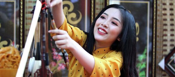 Các bạn trẻ trải nghiệm nghệ thuật thư pháp tại Phố Ông đồ, Nhà Văn hóa Thanh niên Thành phố Hồ Chí Minh. Các bạn trẻ trải nghiệm nghệ thuật thư pháp tại Phố Ông đồ, Nhà Văn hóa Thanh niên Thành phố Hồ Chí Minh. - Sputnik Việt Nam