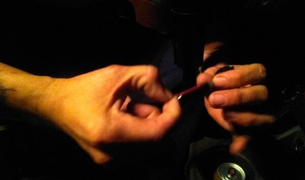 Nhóm tài xế sử dụng chai nhựa còn nước, khoan lỗ, dùng tiền quấn lại để hít ma túy - Sputnik Việt Nam