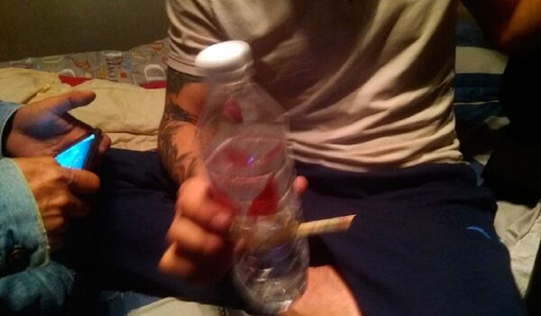 Khi màn đêm buông xuống, cánh tài xế container dừng xe tụ tập hút hồng phiến - Sputnik Việt Nam