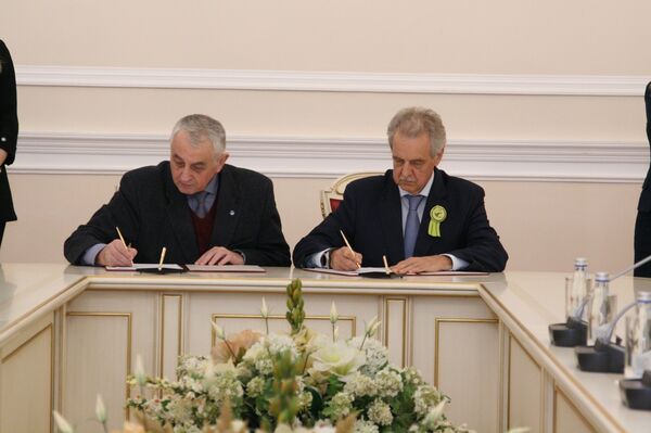 Vào ngày 22 tháng 1, tại Điện Smolny, trong khuôn khổ các hoạt động của năm chéo: năm Việt Nam tại Nga và năm Nga tại Việt Nam - năm 2019, Chủ tịch Ủy ban Đối ngoại Thành phố St. Petersburg, ngài Evgeny Grigoriev và giám đốc Bảo tàng Quân y, ngài Anatoly Budko đã ký duyệt nội dung cho triển lãm Nỗi đau của bạn ở trong trái tim tôi, Việt Nam về chiến tranh Việt Nam những năm 1965 – 1974. - Sputnik Việt Nam