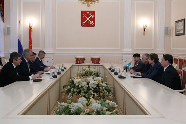 Buổi lễ cũng có sự hiện diện của ngài Vyacheslav Kalganov, Phó Chủ tịch Ủy ban Đối ngoại Thành phố St. Petersburg và đặc biệt có sự tham dự của ông Dương Chí Kiên – Chủ tịch Tập đoàn Golden Age Group, đơn vị doanh nghiệp danh dự đại diện cho người Việt Nam tại St.Petersburg hỗ trợ tài chính cho dự án nhân văn này. - Sputnik Việt Nam