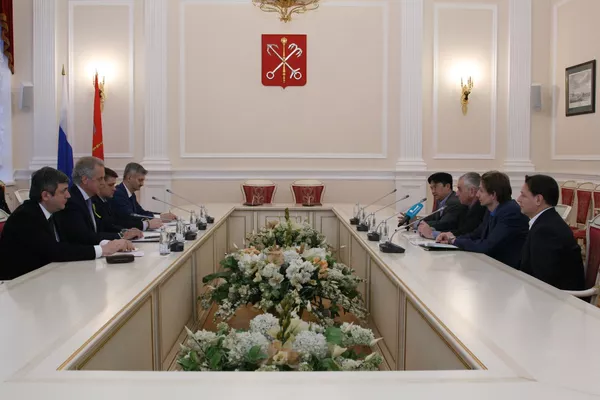 Buổi lễ cũng có sự hiện diện của ngài Vyacheslav Kalganov, Phó Chủ tịch Ủy ban Đối ngoại Thành phố St. Petersburg và đặc biệt có sự tham dự của ông Dương Chí Kiên – Chủ tịch Tập đoàn Golden Age Group, đơn vị doanh nghiệp danh dự đại diện cho người Việt Nam tại St.Petersburg hỗ trợ tài chính cho dự án nhân văn này. Buổi lễ cũng có sự hiện diện của ngài Vyacheslav Kalganov, Phó Chủ tịch Ủy ban Đối ngoại Thành phố St. Petersburg và đặc biệt có sự tham dự của ông Dương Chí Kiên – Chủ tịch Tập đoàn Golden Age Group, đơn vị doanh nghiệp danh dự đại diện cho người Việt Nam tại St.Petersburg hỗ trợ tài chính cho dự án nhân văn này. - Sputnik Việt Nam