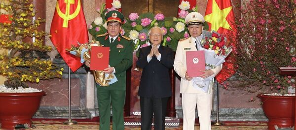 Tổng Bí thư, Chủ tịch nước Nguyễn Phú Trọng trao Quyết định phong quân hàm Đại tướng và tặng hoa chúc mừng các đồng chí Tô Lâm (bên phải), Lương Cường (bên trái). - Sputnik Việt Nam