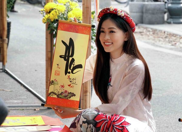 Thiếu nữ Hà thành rạng rỡ tại không gian Bích họa phố Phùng Hưng. Thiếu nữ Hà thành rạng rỡ tại không gian Bích họa phố Phùng Hưng. - Sputnik Việt Nam