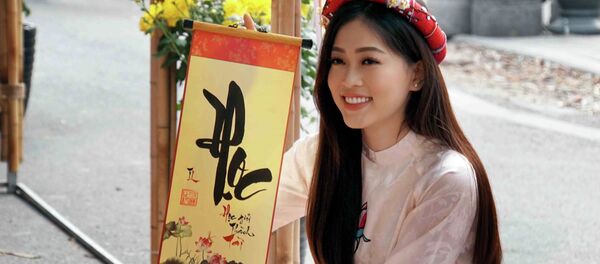 Thiếu nữ Hà thành rạng rỡ tại không gian Bích họa phố Phùng Hưng. - Sputnik Việt Nam