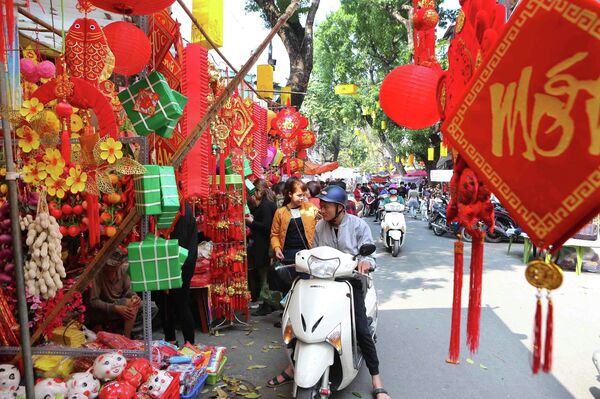 Nguòi dân thủ đô thăm quan các gian hàng Tết tại tuyến phố Hàng Mã. Nguòi dân thủ đô thăm quan các gian hàng Tết tại tuyến phố Hàng Mã. - Sputnik Việt Nam