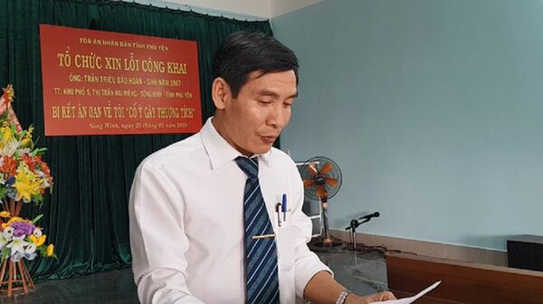 Thẩm phán Nguyễn Việt Hùng thay mặt TAND tỉnh Phú Yên trực tiếp xin lỗi công khai đối với anh Trần Triệu Bảo Hoàn - Sputnik Việt Nam