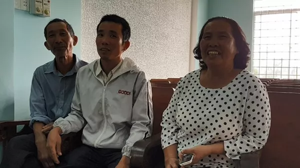 Anh Trần Triệu Bảo Hoàn (giữa) cùng cha mẹ tại buổi TAND tỉnh Phú Yên xin lỗi công khai Anh Trần Triệu Bảo Hoàn (giữa) cùng cha mẹ tại buổi TAND tỉnh Phú Yên xin lỗi công khai - Sputnik Việt Nam