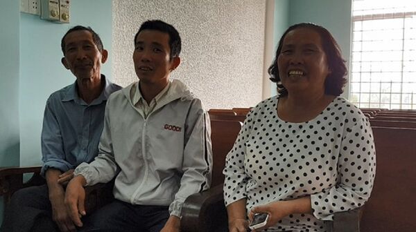 Anh Trần Triệu Bảo Hoàn (giữa) cùng cha mẹ tại buổi TAND tỉnh Phú Yên xin lỗi công khai - Sputnik Việt Nam