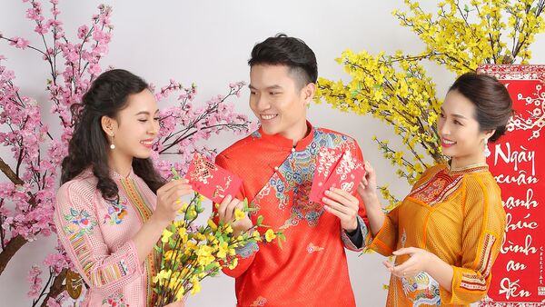 Áo dài Tết 2019 của NTK Quang Huy - Sputnik Việt Nam