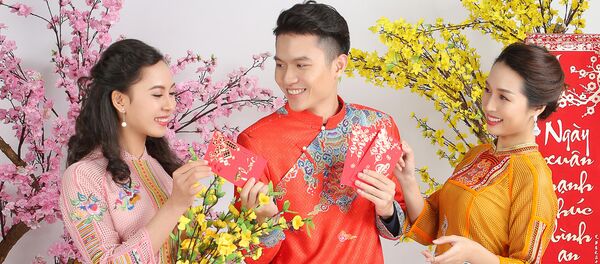 Áo dài Tết 2019 của NTK Quang Huy - Sputnik Việt Nam