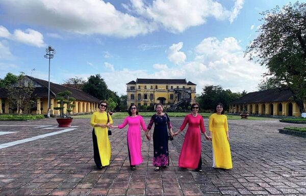 Chị Minh Thủy (ngoài cùng bên phải) với các bạn trong áo dài truyền thống xứ Huế - Sputnik Việt Nam