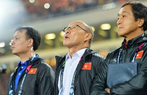 HLV Park Hang Seo đang gánh lượng công việc lớn với bóng đá Việt Nam.  - Sputnik Việt Nam