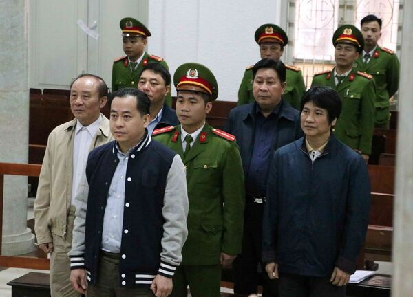 Bị cáo Phan Văn Anh Vũ và các bị cáo tại phiên tòa.  - Sputnik Việt Nam
