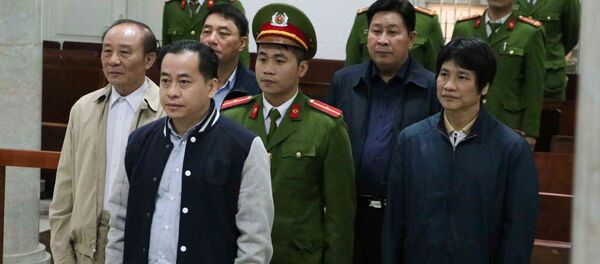 Bị cáo Phan Văn Anh Vũ và các bị cáo tại phiên tòa.  - Sputnik Việt Nam