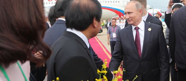 Tổng thống Nga Vladimir Putin đến Việt Nam tham dự hội nghị thượng đỉnh APEC sáng 10/11/2017. - Sputnik Việt Nam