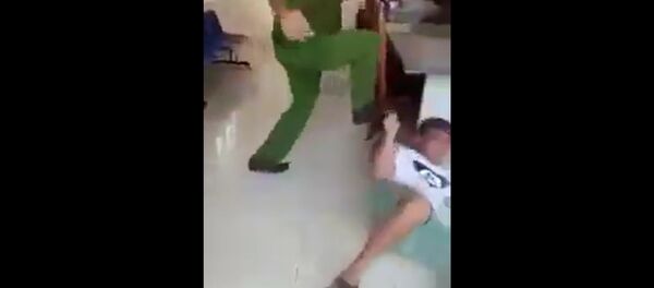 Công an phường dùng chân đạp người đến làm chứng tại cơ quan Công an - Sputnik Việt Nam