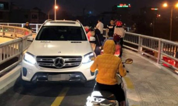 Chiếc ô tô Mercedes đi vào cầu vượt cho xe máy và người đi bộ. Chiếc ô tô Mercedes đi vào cầu vượt cho xe máy và người đi bộ. - Sputnik Việt Nam