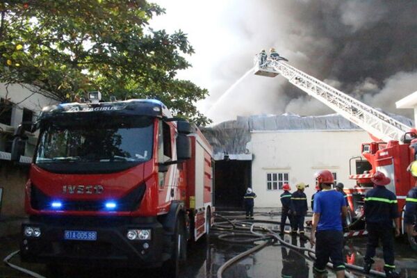 Xe thang được điều đến hiện trường chữa cháy - Sputnik Việt Nam