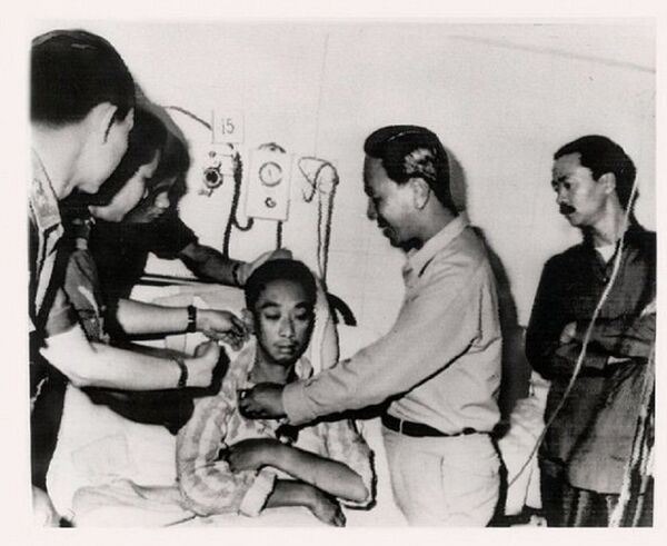 Nguyễn Ngọc Loan sau khi bị thương vào tháng 5/1968 được Nguyễn Văn Thiệu và Nguyễn Cao Kỳ đến thăm. - Sputnik Việt Nam