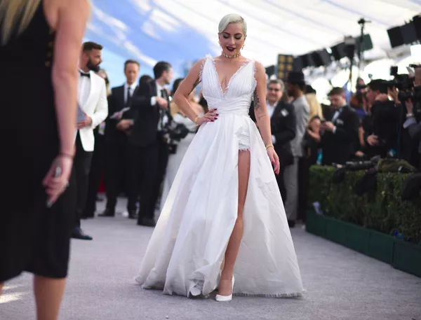 Ca sĩ kiêm nữ diễn viên Lady Gaga trên thảm đỏ tại Lễ trao giải Nghiệp đoàn Diễn viên Màn ảnh Hoa Kỳ lần thứ 25, Los Angeles Ca sĩ kiêm nữ diễn viên Lady Gaga trên thảm đỏ tại Lễ trao giải Nghiệp đoàn Diễn viên Màn ảnh Hoa Kỳ lần thứ 25, Los Angeles - Sputnik Việt Nam